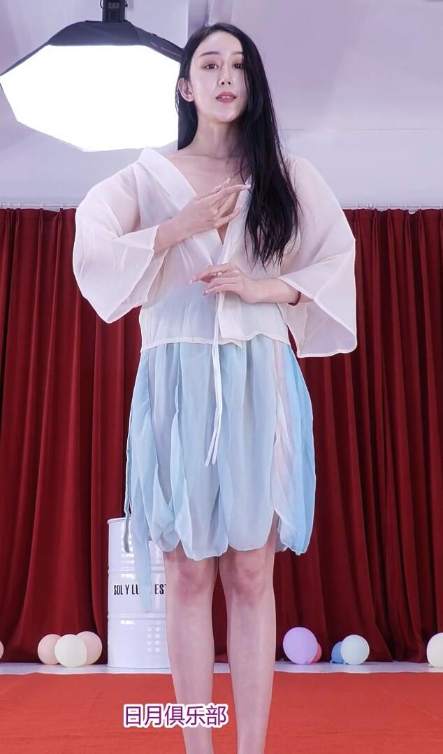 日月俱乐部 小京裸体表演锁麟囊 脱光光以表热爱 堪称京剧天花板