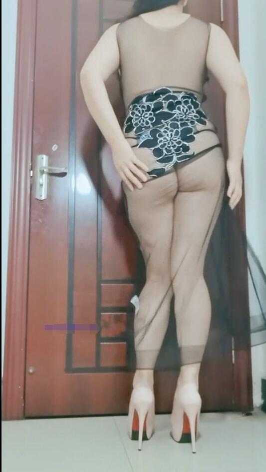 波波姐阿姨天生勾引小男生的骚种 蕾丝黑丝高跟搔首扭臀摇到出水 09