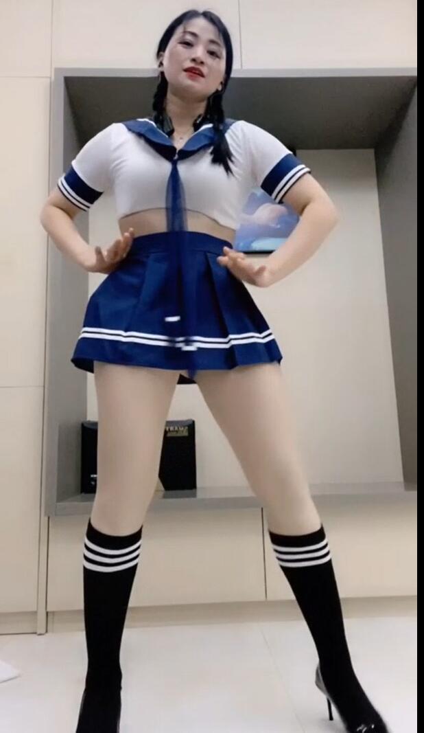 青青广场舞 定制热舞 第二套少妇广场舞 好像X她  04