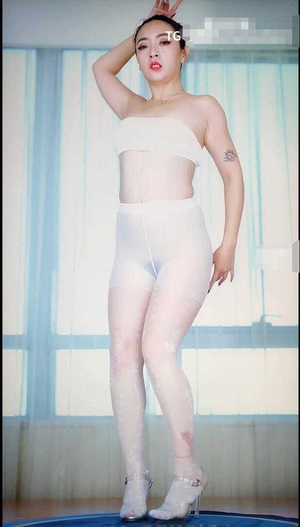 艺舞吧 2期依依03 性感高叉挤姐姐的B浓毛 横板