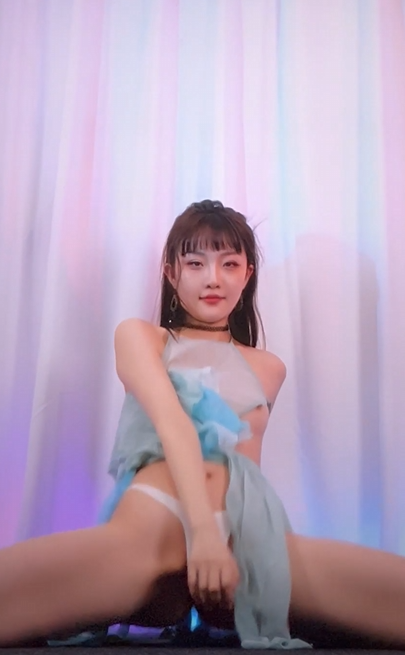 【黑girl映秀】馨予 颜值胜过李小璐 细腰眼皮好看 首次全裸M跨露比03 横竖2v